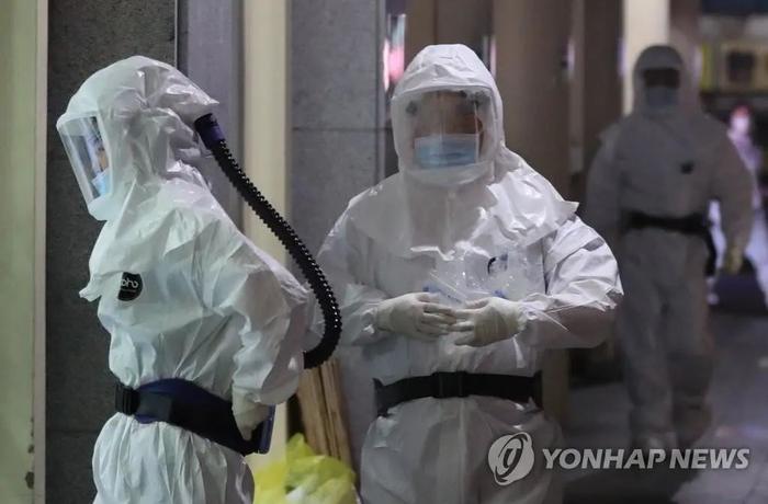 ▲奋战在防疫一线的韩国防疫人员。图据韩联社