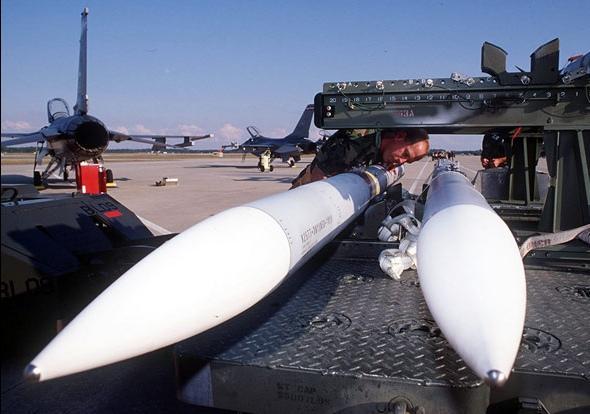 ▲美空军地勤人员正在从弹药运输车上卸下AIM-120空空导弹