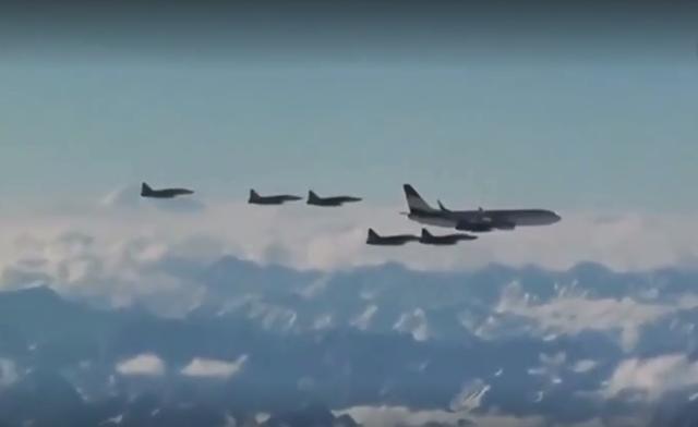 ▲2015年,巴基斯坦空军6架枭龙战斗机为塔吉克斯坦总统专机护航