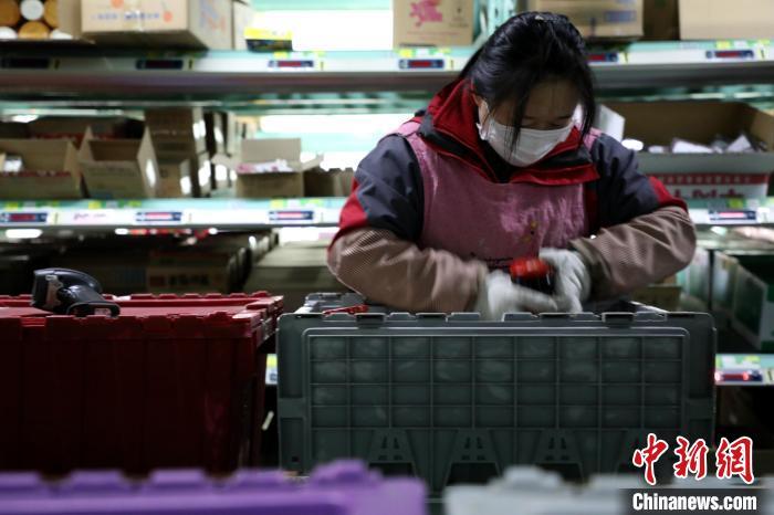山东统超物流公司内工人复工理货。 杨飞 摄