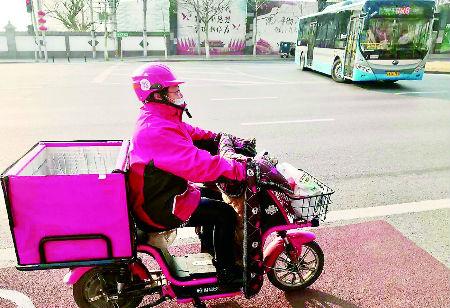 赵蕊正在配送,对于这个以男性为主的行业,女骑手隐没在“配送小哥”群体里。