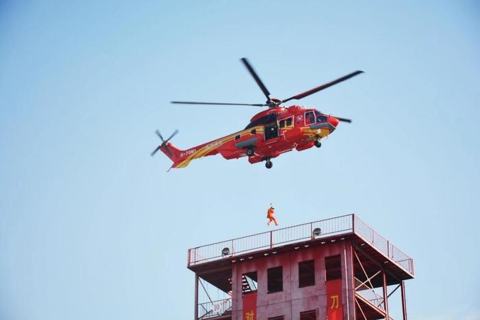 空客H225大型直升机救援