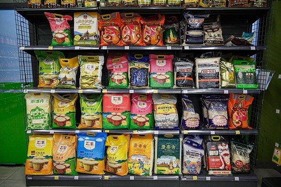 广州一家超市货架上的各类大米。图片来源:东方IC