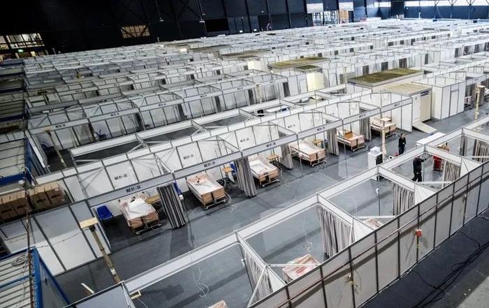 荷兰第一家“方舱医院”就在我家附近马斯特里赫特会展中心,3月初举办世界顶级古董展TEFAF的地方(前后对比,图片来自网络)