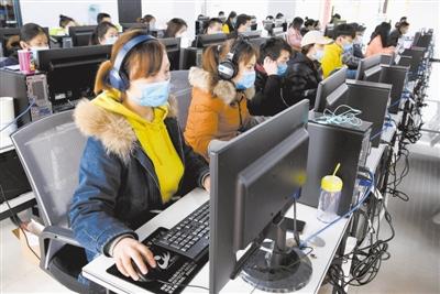 近日,在河南省信阳市光山县科思网络科技有限公司内,数百名“人工智能训练师”戴着口罩和耳机作业。新华社记者 李安摄