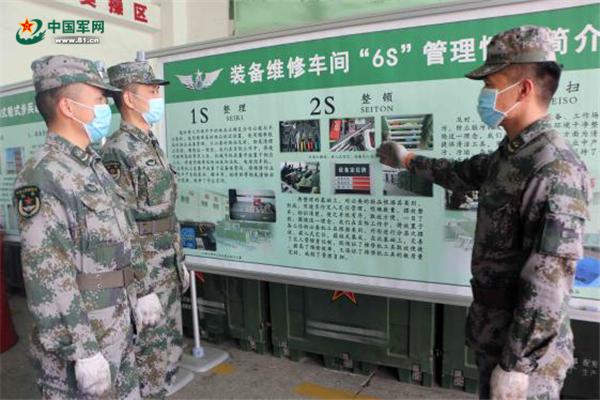 “三互”小组组长介绍工具摆放规范。严帆 摄