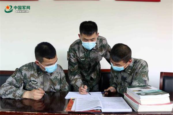 考学路上互相帮助。严帆 摄