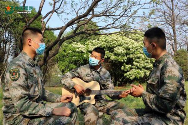 共同娱乐共同歌唱。严帆摄