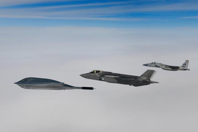 图注:B-2隐身战略轰炸机、F-35、F-15三机编队