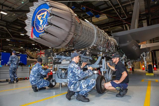 图注:澳大利亚空军对F-35A战机的发动机进行拆卸维护