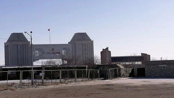 满洲里-后贝加尔斯克边境,左为中国国门,右为俄罗斯国门。 图:受访者提供