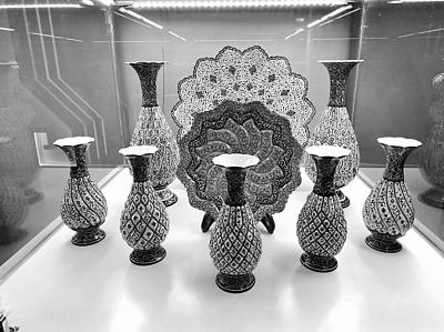 展览中的珐琅工艺品。本报记者韩业庭摄/光明图片