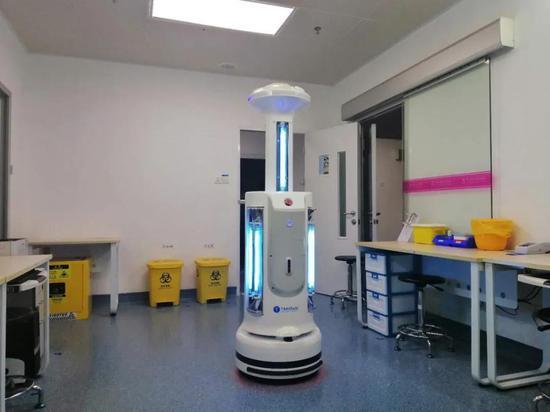 消毒机器人在工作