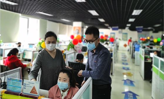 信查查马主任来到中域集团员工工作岗位了解日常工作