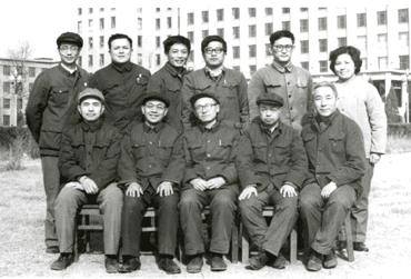前排为五名指导教师,后排为首批硕士生