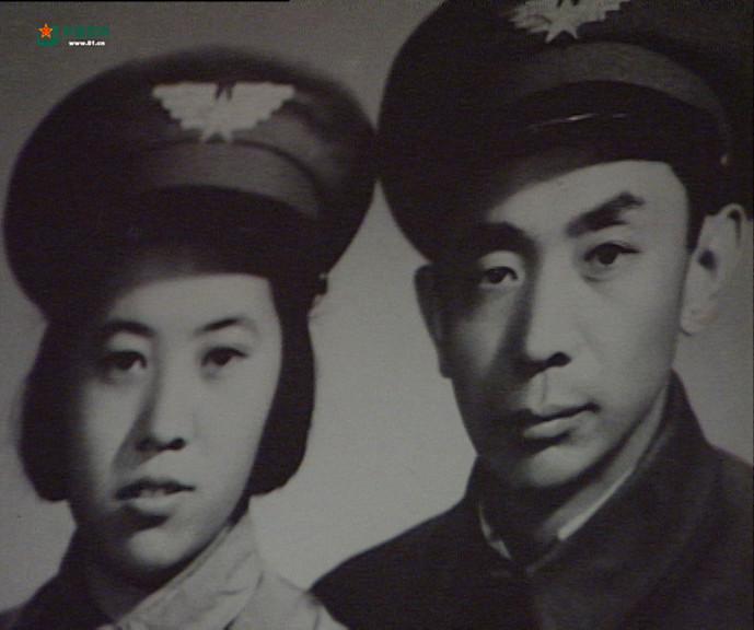 张志勇和夫人合影。