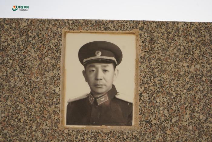 张志勇墓碑上的头像。张杰 摄