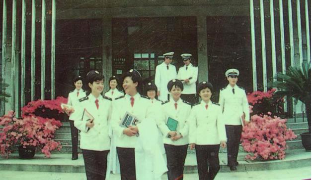 刚刚换上统一服装的海军文职干部