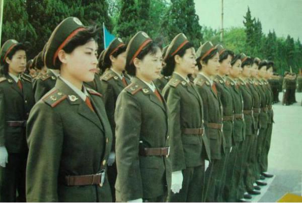 英姿飒爽的女文职干部身着统一服装列队接受检阅