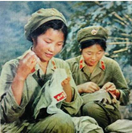 佩戴卫生符号的女专业军人