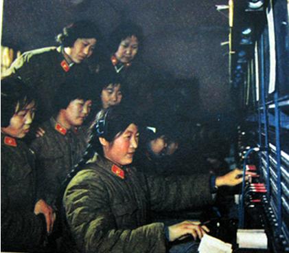 佩戴通信兵符号的专业军人话务兵