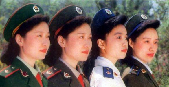 戴无檐帽的陆海空三军和武警女文职干部