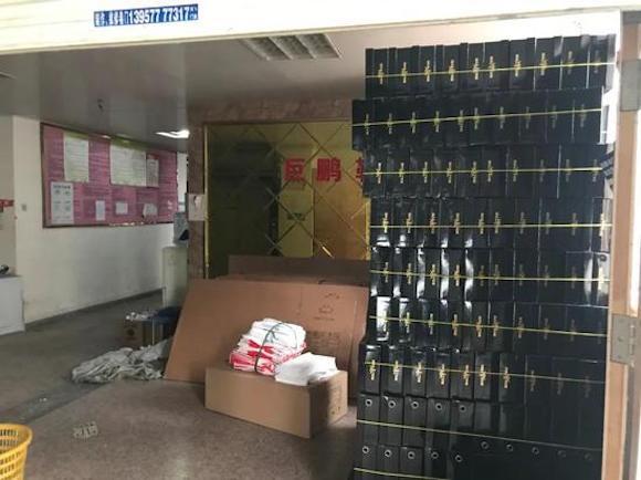 堆积在楼道里已装盒的鞋子(图片来源:每经记者 于垚峰 摄)
