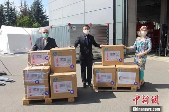 4月21日,托马斯·拉贝和海德堡市政府代表接受物资捐赠。 中新社发 德国海德堡市 供图
