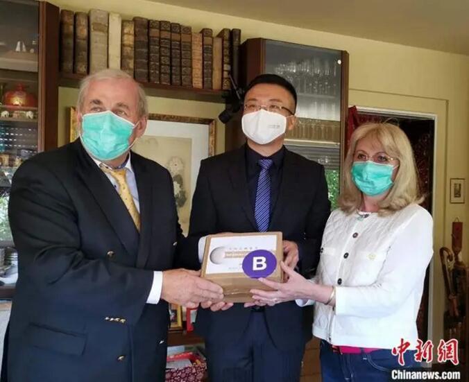 托马斯·拉贝夫妇在海德堡接受中国驻德国大使馆物资捐赠。中新社发 中国驻德国大使馆 供图