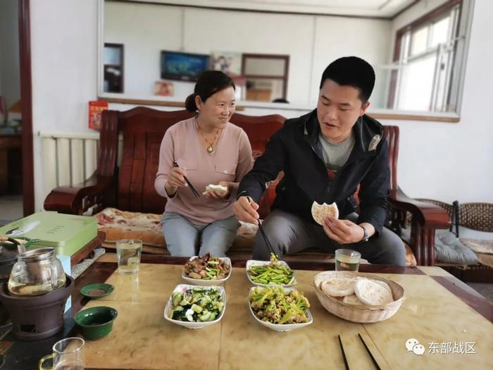 ▲李跃给母亲做的午饭。