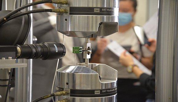 正在做测试的“超级钢”。图片来源:香港大学