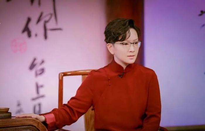 ▲王珮瑜主持脱口秀节目《瑜你台上见》(图片来自微博)