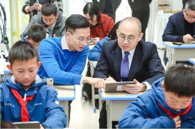 编程猫创始人兼CEO李天驰与潘石屹讨论编程问题