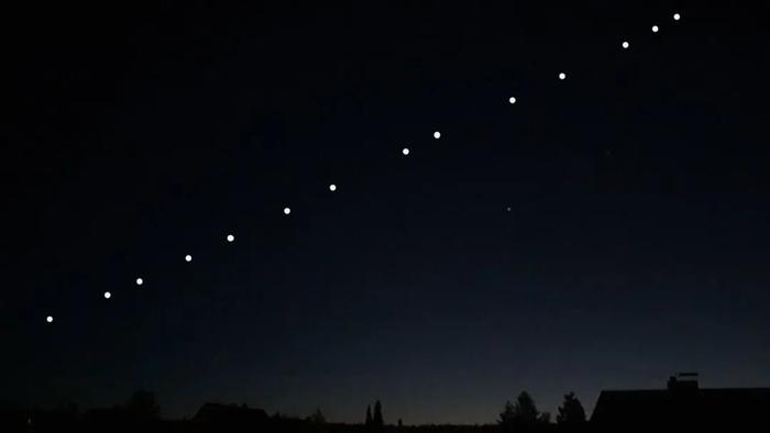星空上出现的“星链”卫星。