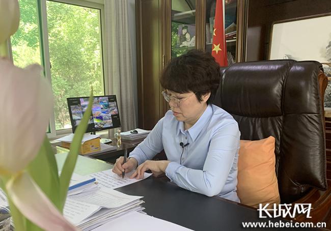 两会召开在即,李彦平忙着整理资料做“最后”的补充。刘俐验 摄