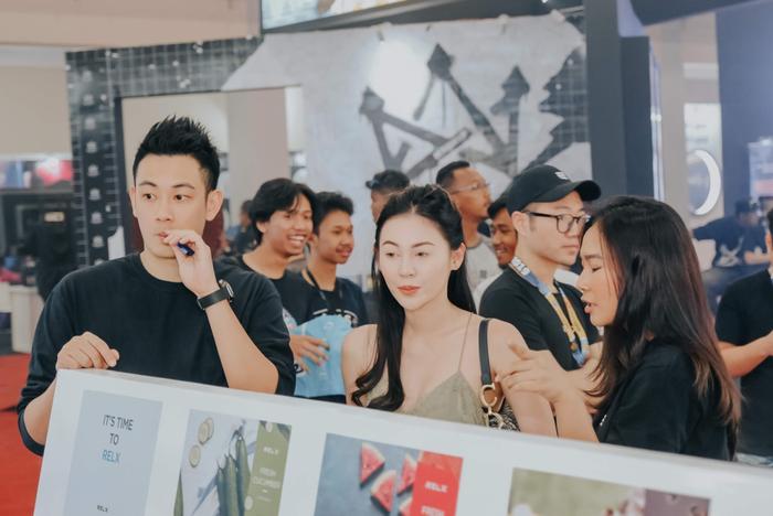 (去年悦刻在印尼参加当地电子烟展,吸引许多眼球。)