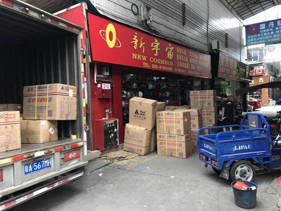 广州罗冲的中国摩配出口交易基地内的商家。拍摄:吴容