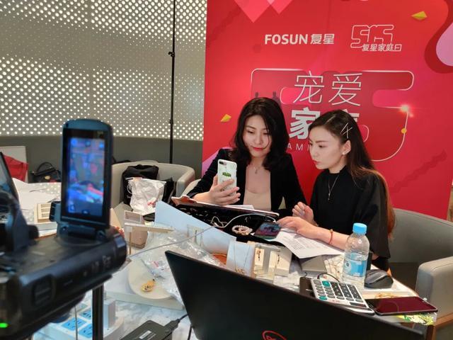 《国际金融报》记者在老庙直播间 摄影:左宇
