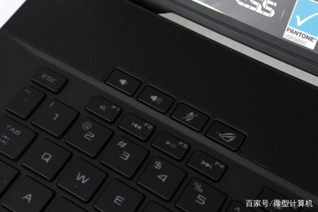 ▲C面顶部面板上设计了大量细密的圆形装饰,从而提升整机质感。