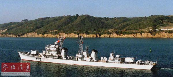 资料图片:1997年,访问美国的“珠海”号驱逐舰驶出美国圣迭戈港。(资料图片)