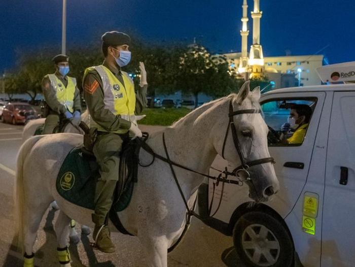 △迪拜骑警在街头查处违反防疫规定的人 来源:当地媒体