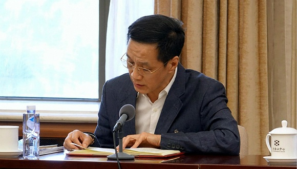 全国政协委员、演员冯远征在两会中发言。图片来源:视觉中国
