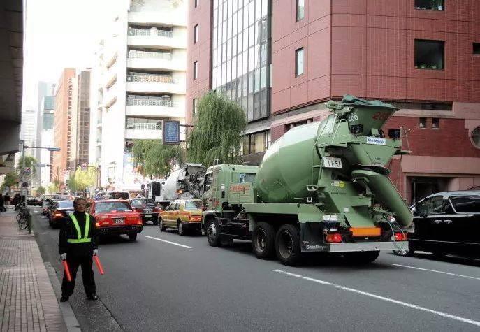 日本就连泥头车也能反光