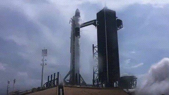 ▲承载NASA宇航员的SpaceX载人航天系统发射成功