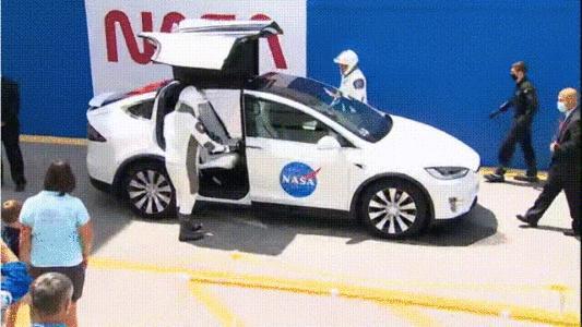 ▲宇航员上特斯拉Model X汽车