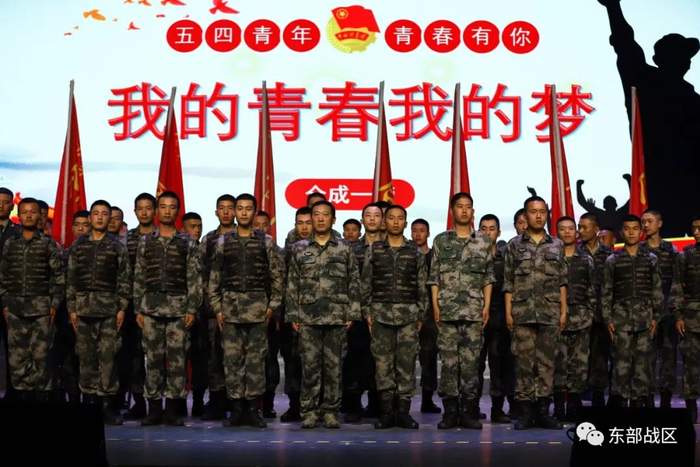 ▲该旅领导与官兵合影。