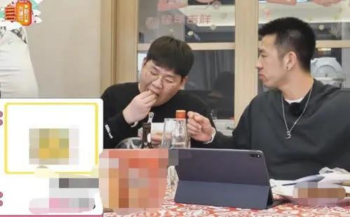 图注:峰峰在疫情期间,也化身带货直播,为湖北人民贡献出自己的力量
