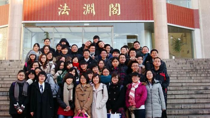 江雅雯(第一排右四)所在“法律诊所”成员合影,罗翔位于第三排右一。受访者供图