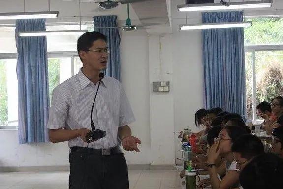 罗翔给中国政法大学学生上课。受访者供图