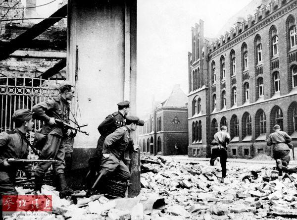 资料图片:1945年4月,苏联红军在柏林街头作战。(德新社资料图片)